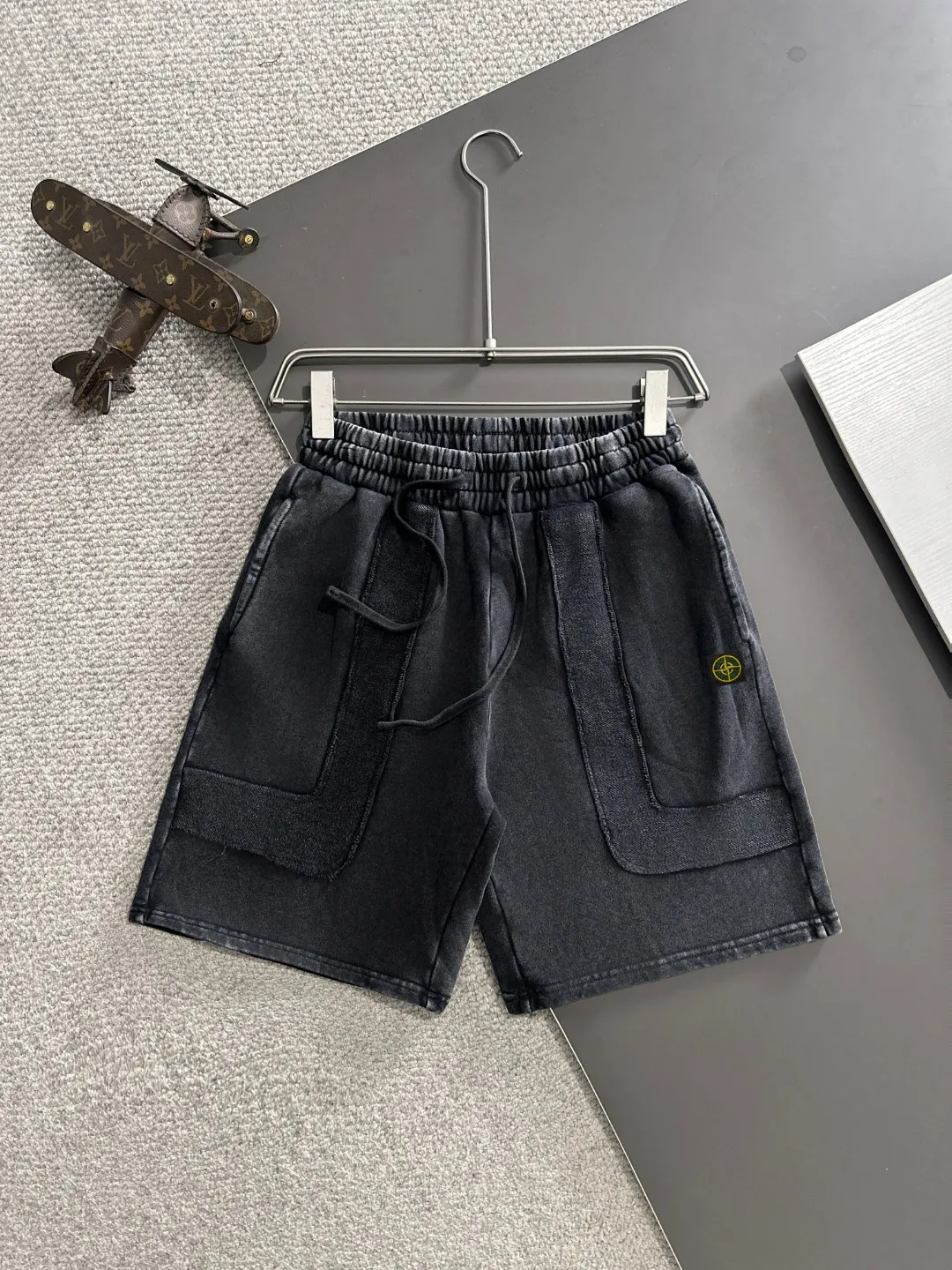 🅿️330 shipped next day, high-end goods, Stone Island 2025 spring and summer new elastic band casual heavy-duty washed loose shorts, made by imported machines from Italy, 1:1COPY with eyes closed. The hem of the trousers is hemmed with two needles, the stitching is fine and firm, and the custom-made fabrics are highly breathable and comfortable, with impeccable details. The brand element design concept reflects high quality. It feels delicate and soft! It presents a casual cut and the upper body shape is great! Size: S-XXL